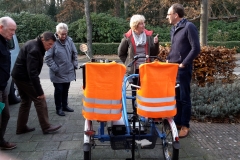 eerste-bijeenkomst-stichtingen-Fietsmaatjes.-Bewonderen-nieuwe-fiets-Teylingen